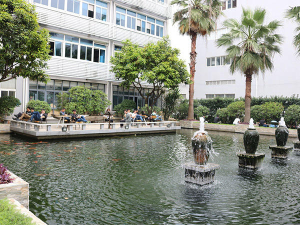 東莞潤(rùn)東方環(huán)?？照{(diào)公司銷售部戶外休息區(qū)